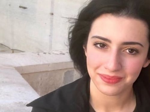 Ecco chi è la ragazza del dito medio contro Salvini