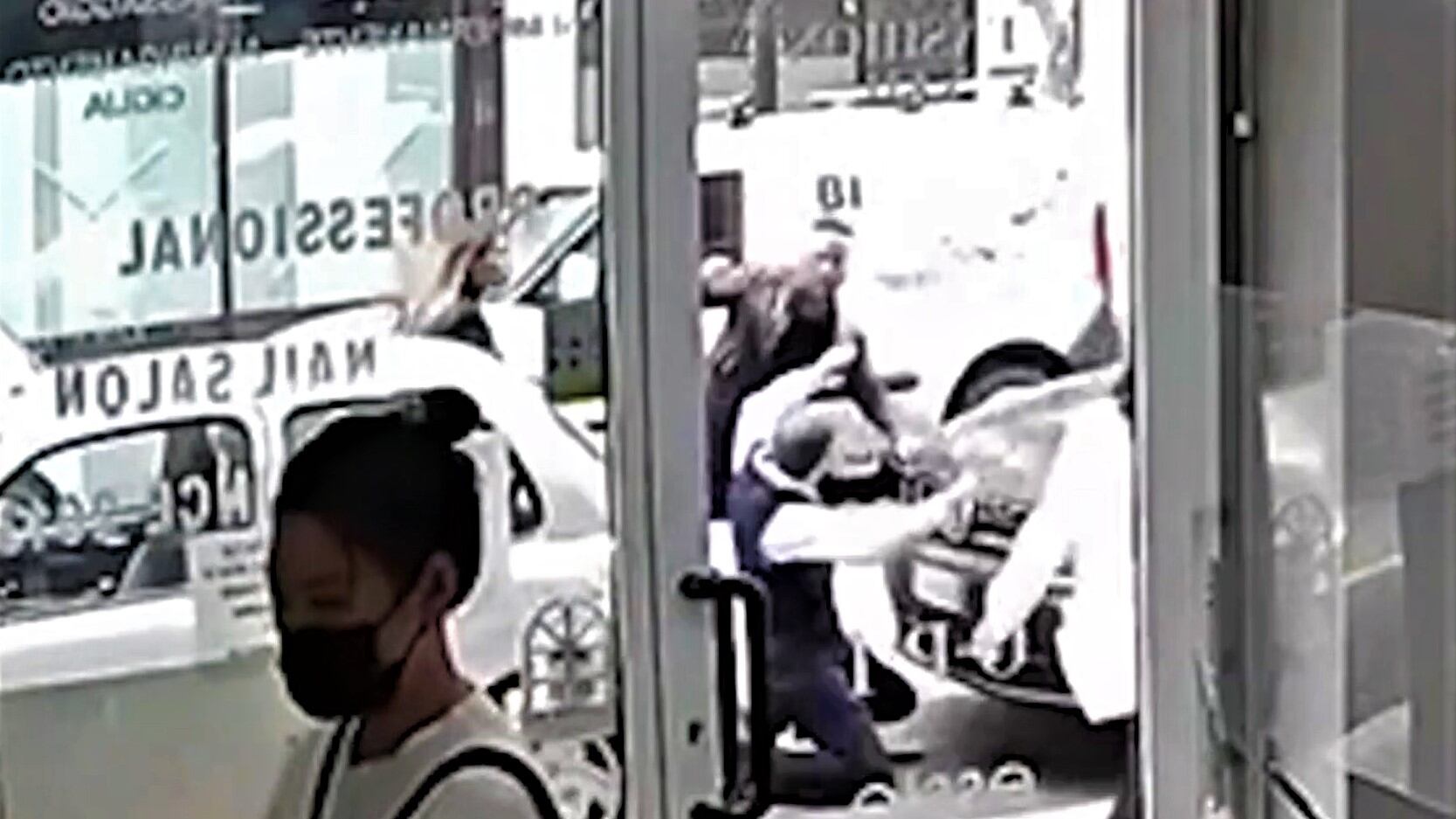 Lamborghini in divieto di sosta: 39enne pesta l'ausiliario e fugge