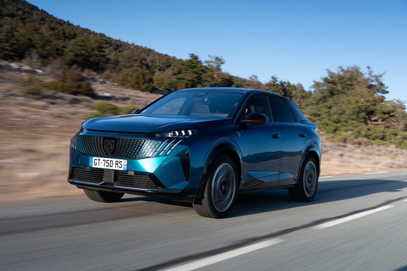 Peugeot e-3008: guarda tutte le foto 1