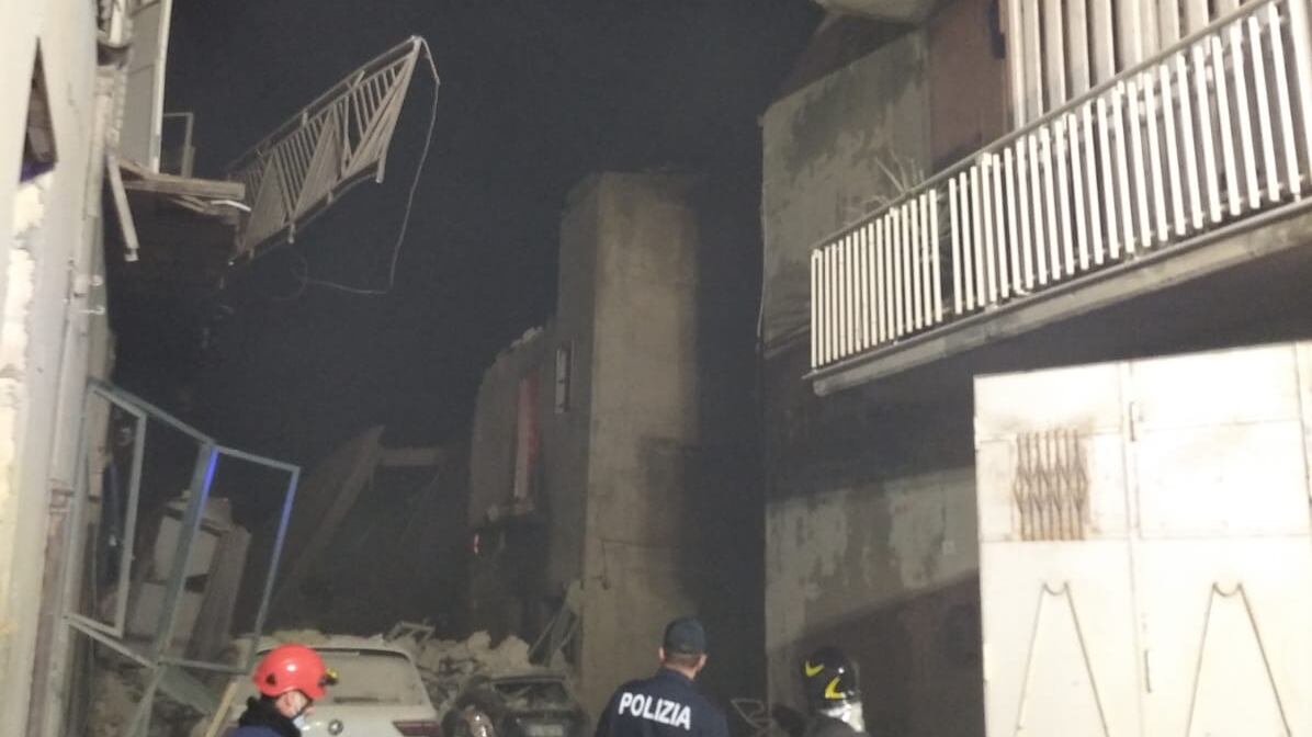 Agrigento, crolla palazzina: quattro morti e due donne estratte vive dalle macerie. Ci sono 7 dispersi