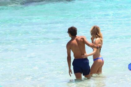Elena Santarelli sexy in spiaggia 34