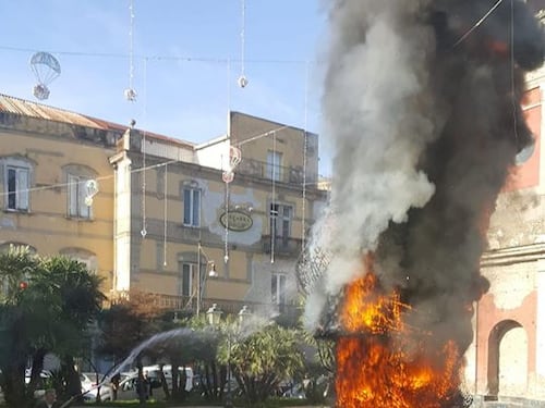 Incendiata statua di Babbo Natale nella piazza centrale di Frattamaggiore