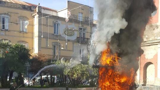 Incendiata statua di Babbo Natale nella piazza centrale di Frattamaggiore
