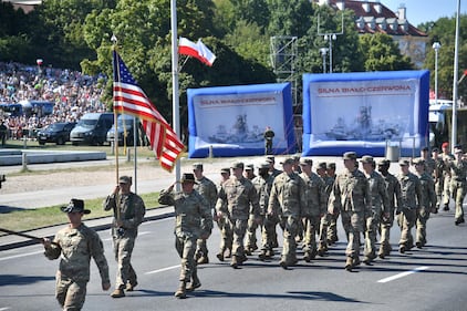 Soldati statunitensi prendono parte alla parata militare durante la Giornata delle forze armate polacche a Varsavi
