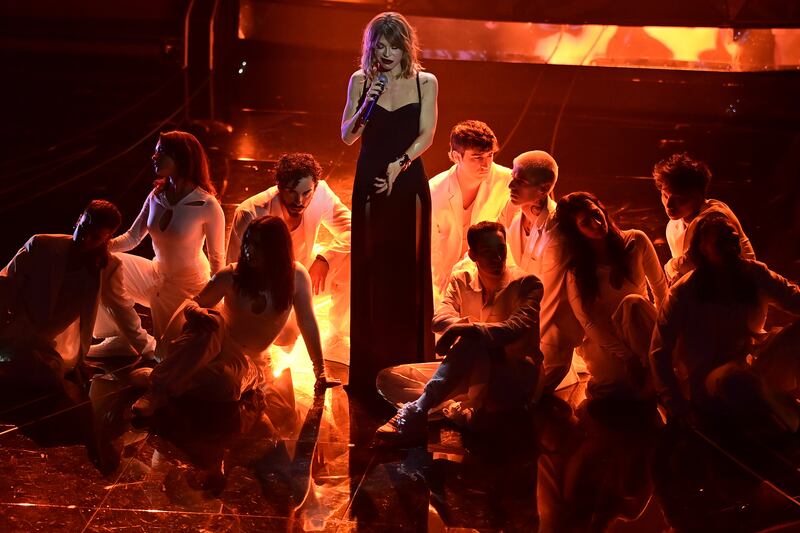 Sanremo 2024: ecco il look della quarta serata del Festival di Alessandra Amoroso 3