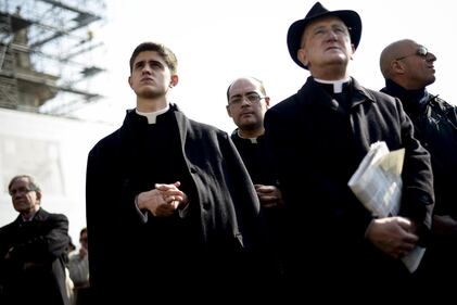 I fedeli abbracciano il Papa 8
