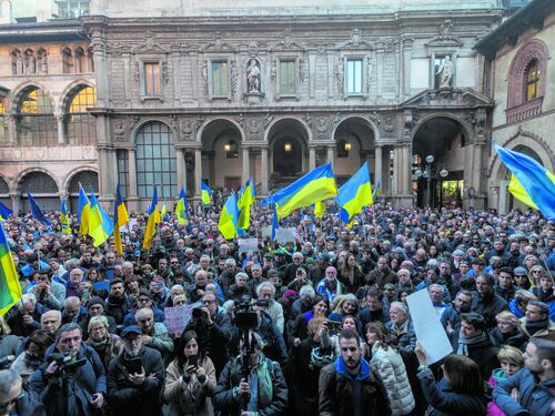 Centinaia di milanesi in piazza Mercanti in solidarietà all'Ucraina e a Zelensky