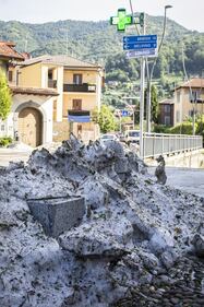 Maltempo a Nembro: le strade ricoperte di grandine 8