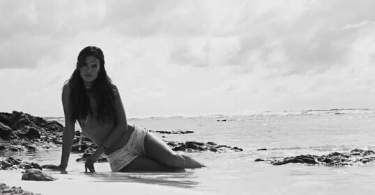 Alessandra Ambrosio completamente nuda in spiaggia 6