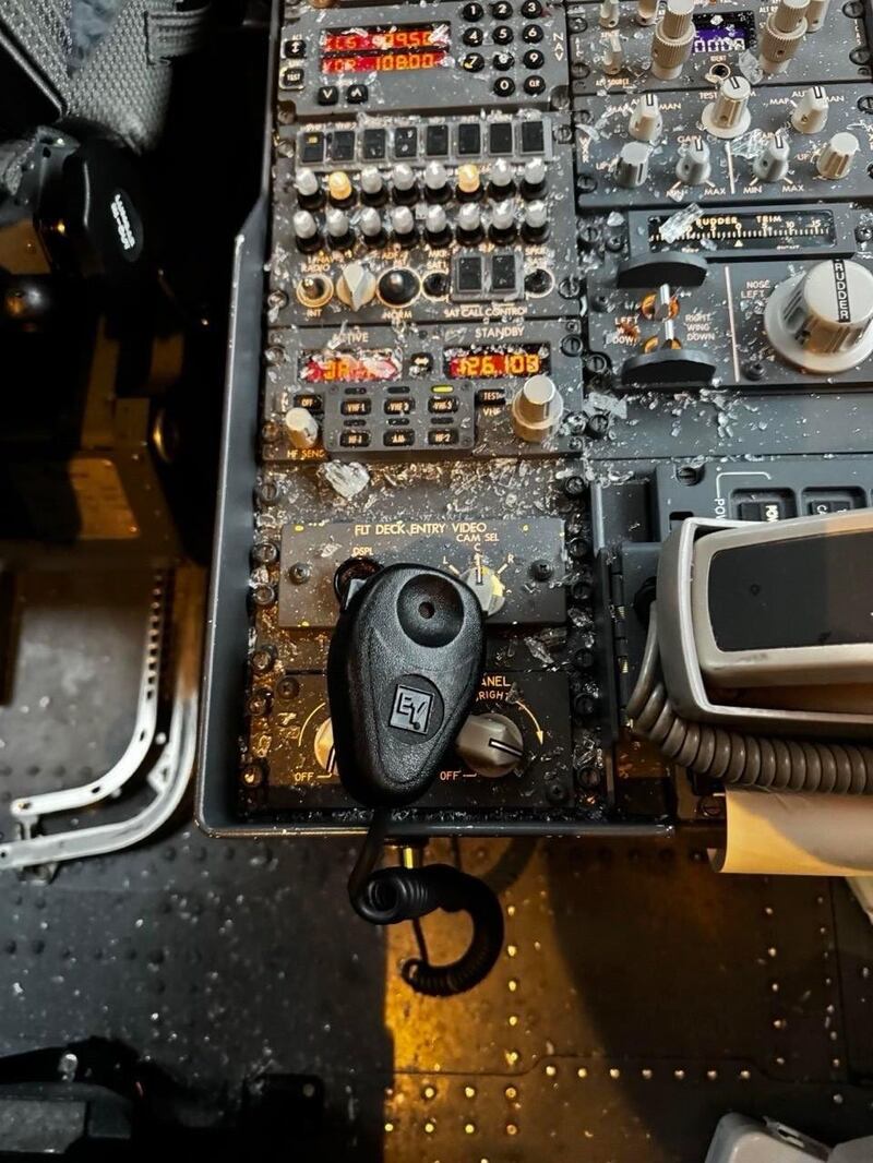 Il vetro in frantumi, il pilota ferito: le immagini del Boeing 737 colpito a 11mila metri 4