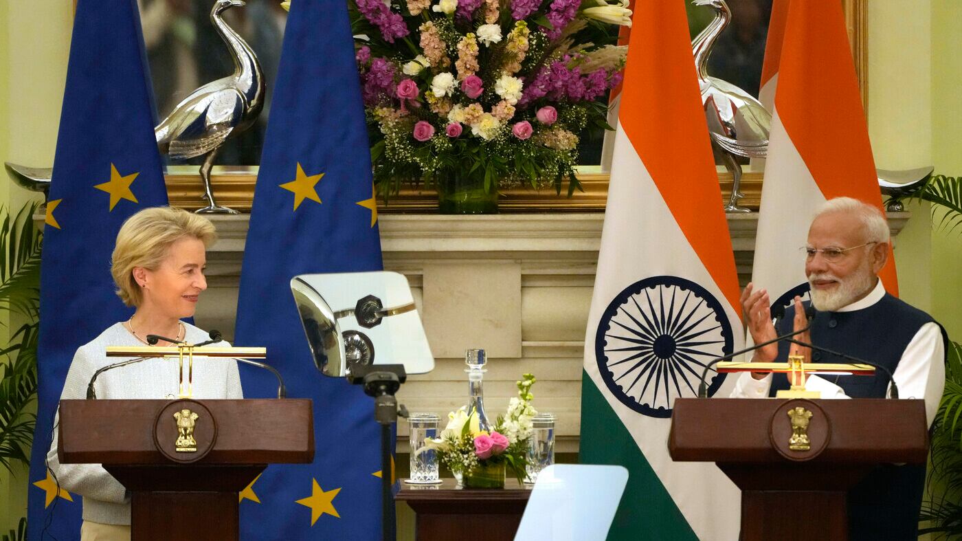 Macron: "I dazi con gli Usa saranno reciproci". E la von der Leyen vola in India a caccia di alleati
