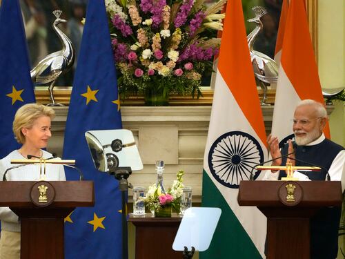 Macron: "I dazi con gli Usa saranno reciproci". E la von der Leyen vola in India a caccia di alleati