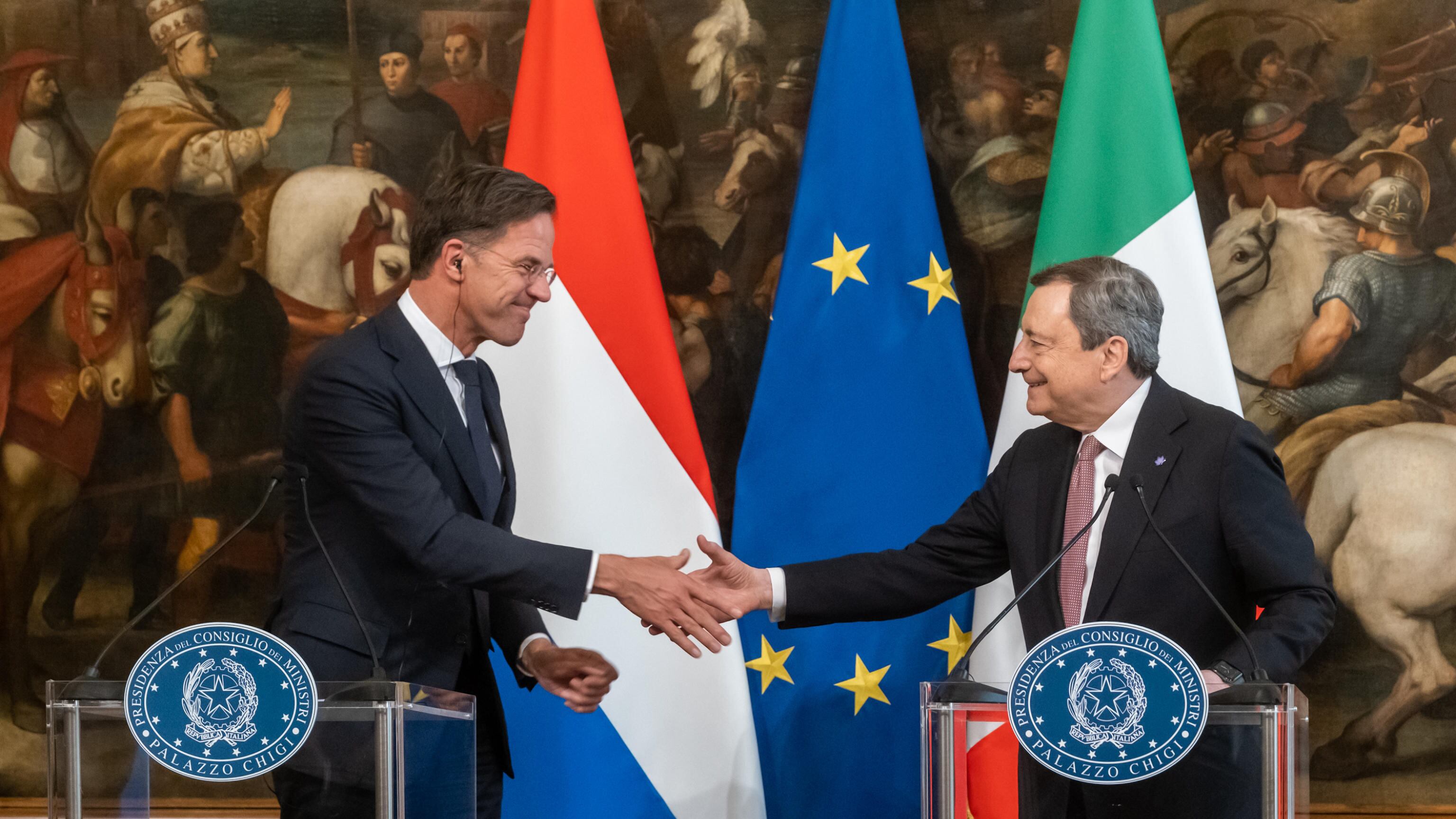 Draghi scettico sul blocco totale "Troppo dipendenti da Mosca". E insiste per il tetto ai prezzi