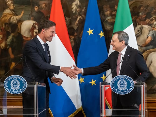 Draghi scettico sul blocco totale "Troppo dipendenti da Mosca". E insiste per il tetto ai prezzi