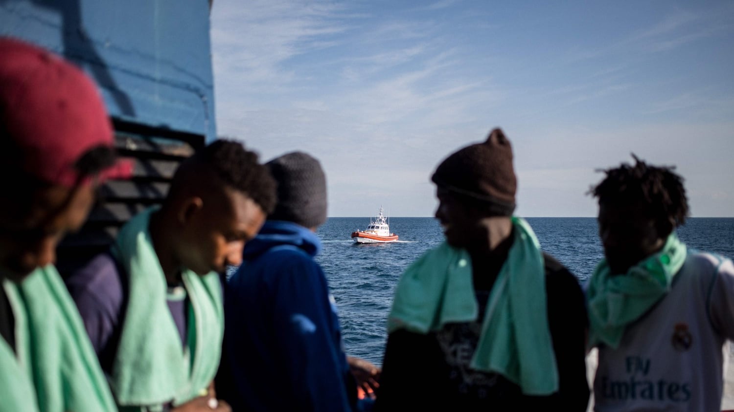 Pisa, migranti occupano la strada: "Non vogliamo spesa a domicilio"