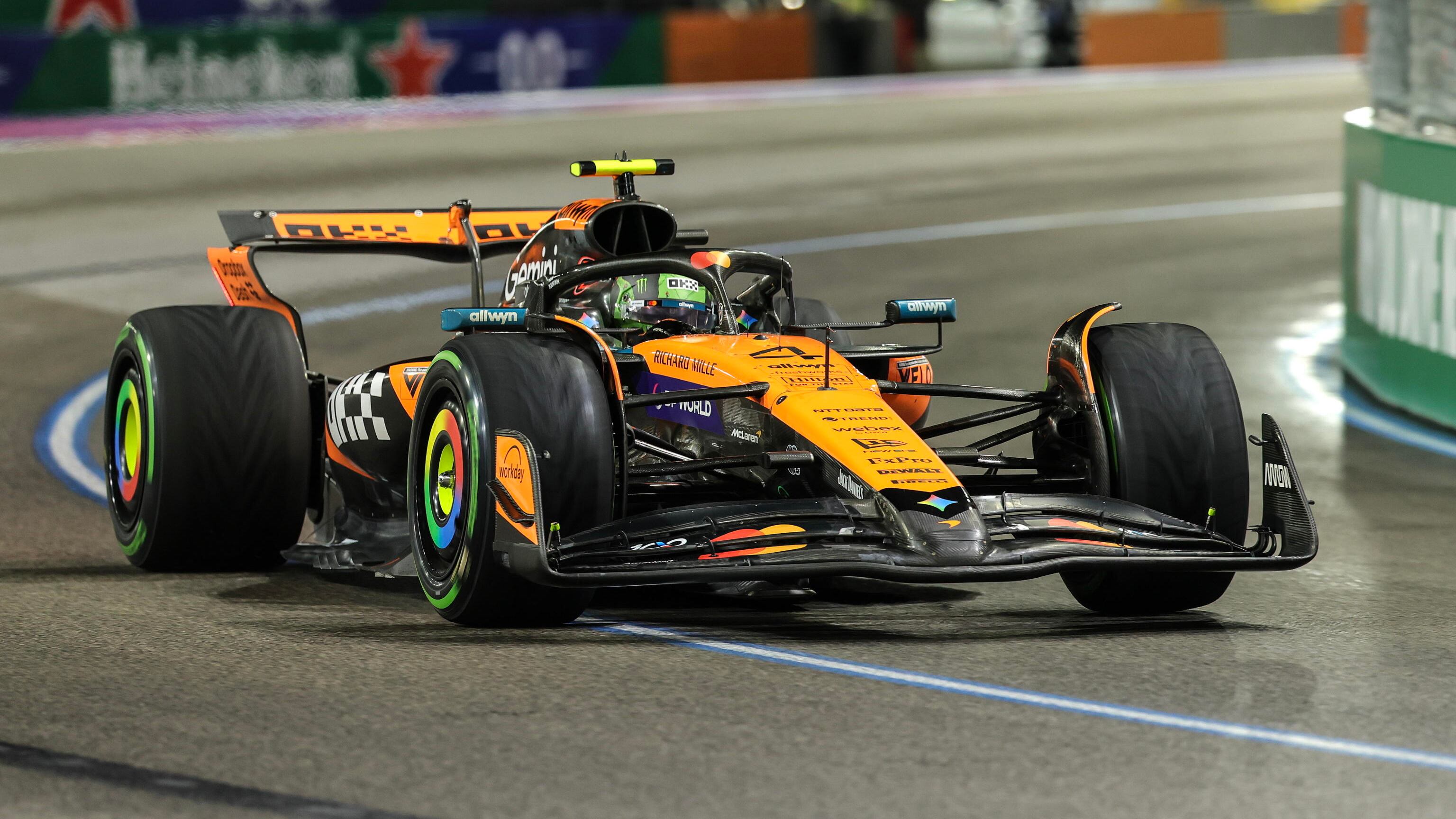 F1, a Las Vegas continua il calvario della Ferrari: Hamilton ultimo, Leclerc 9°. Pole a Norris
