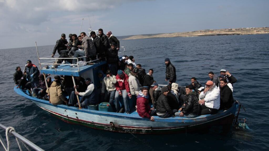 Nuovi sbarchi, contagi e blocchi stradali: la bomba immigrati fa scoppiare la rivolta
