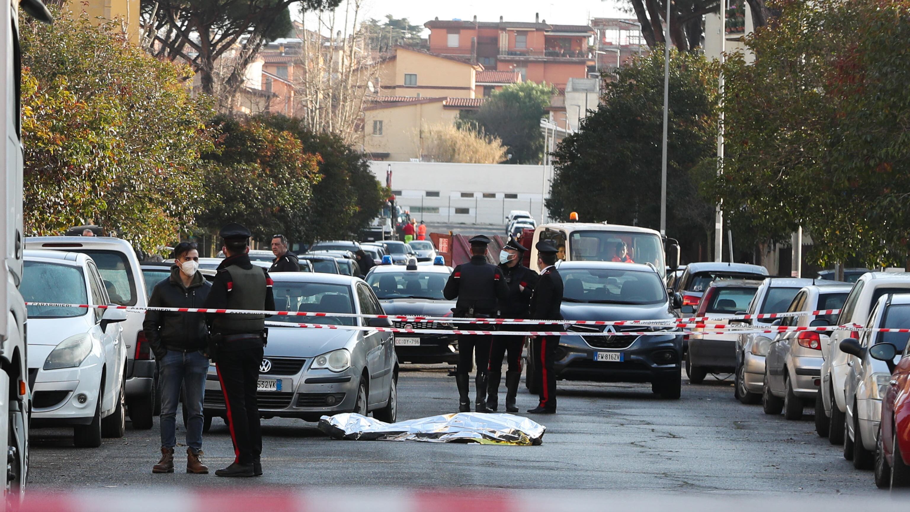 Acilia, alba di sangue: 47enne ucciso in strada