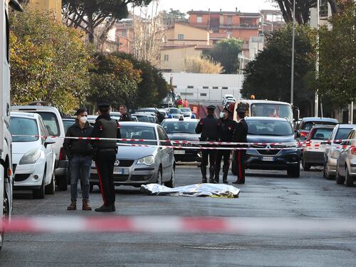 Acilia, alba di sangue: 47enne ucciso in strada