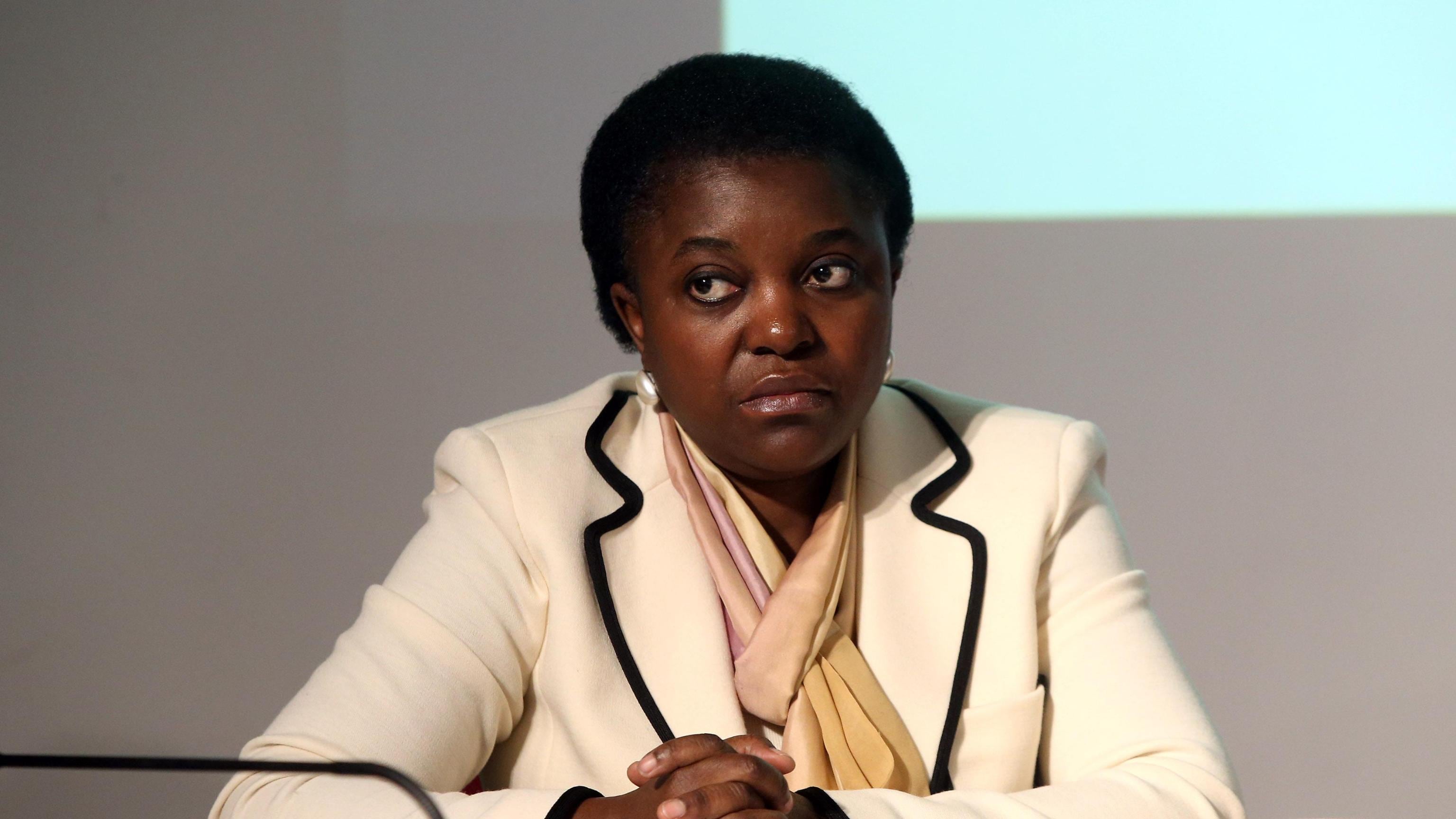 L'ex ministro Kyenge "scarica" due pazienti fragili: indagine all’Ordine dei medici