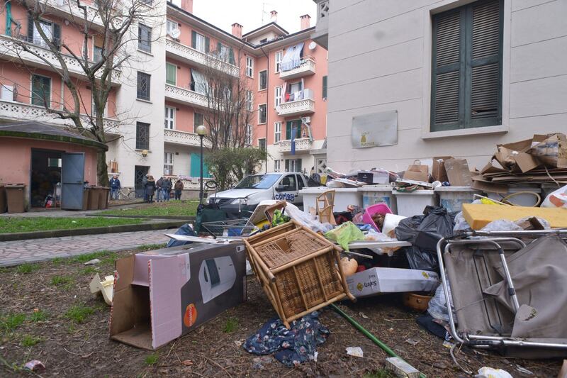 Perquisizioni e sgomberi della polizia in via Gola 6