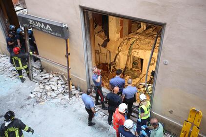 Bologna, esplosione in centro: sventrato un ristorante giapponese 10