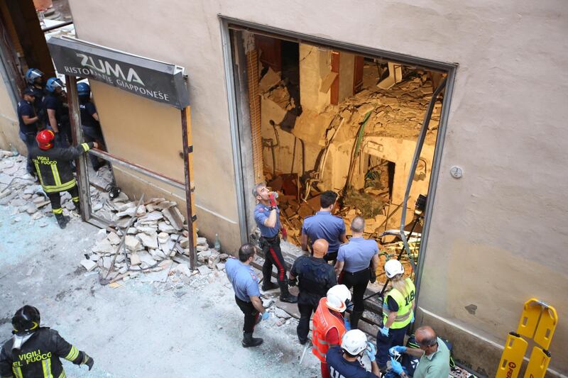 Bologna, esplosione in centro: sventrato un ristorante giapponese 10