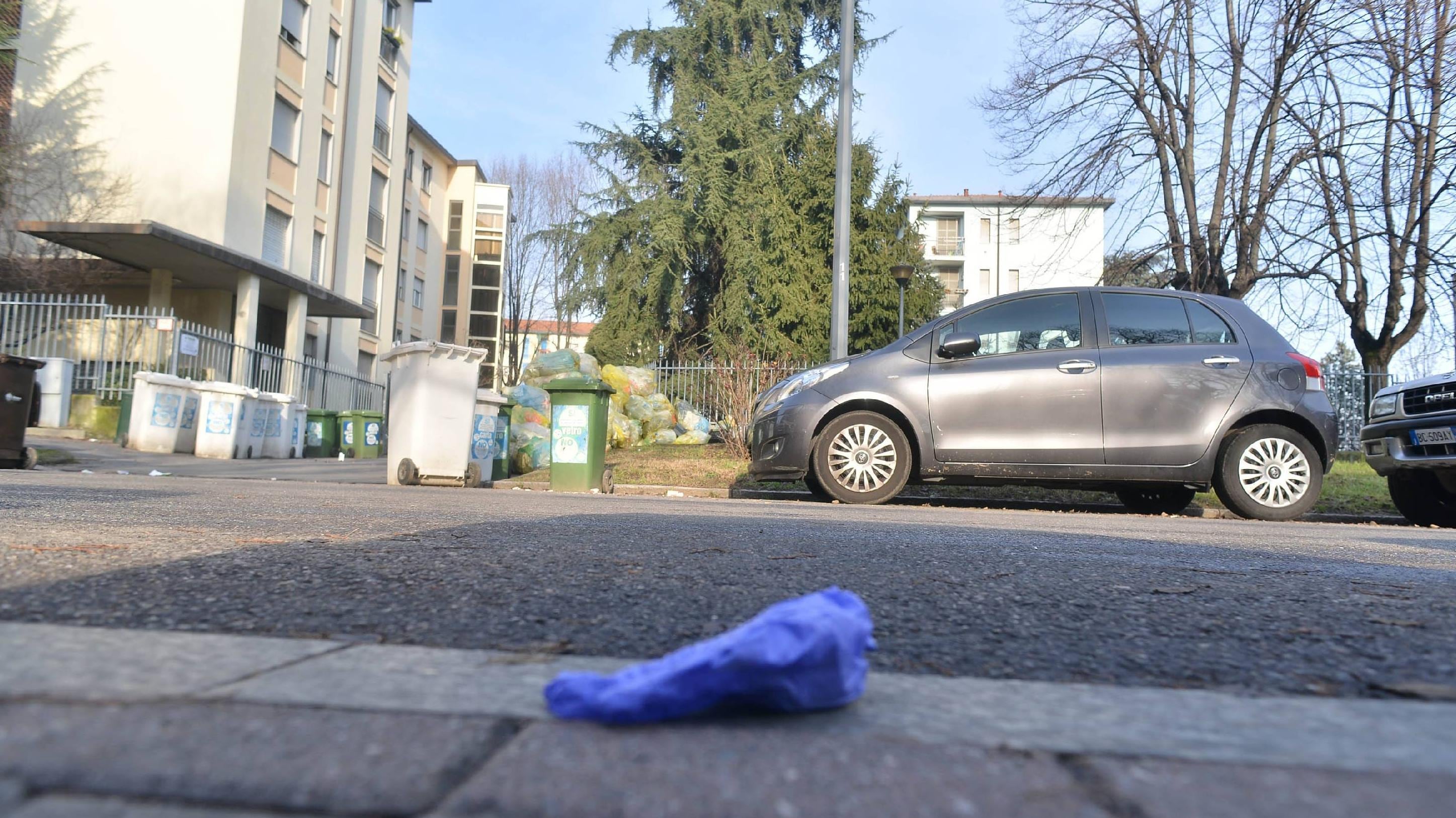 Raccoglie petardo, gli esplode la mano