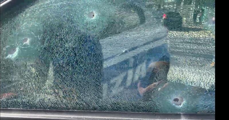 Sparatoria a Taranto, le foto: auto crivellata, 2 poliziotti feriti 2