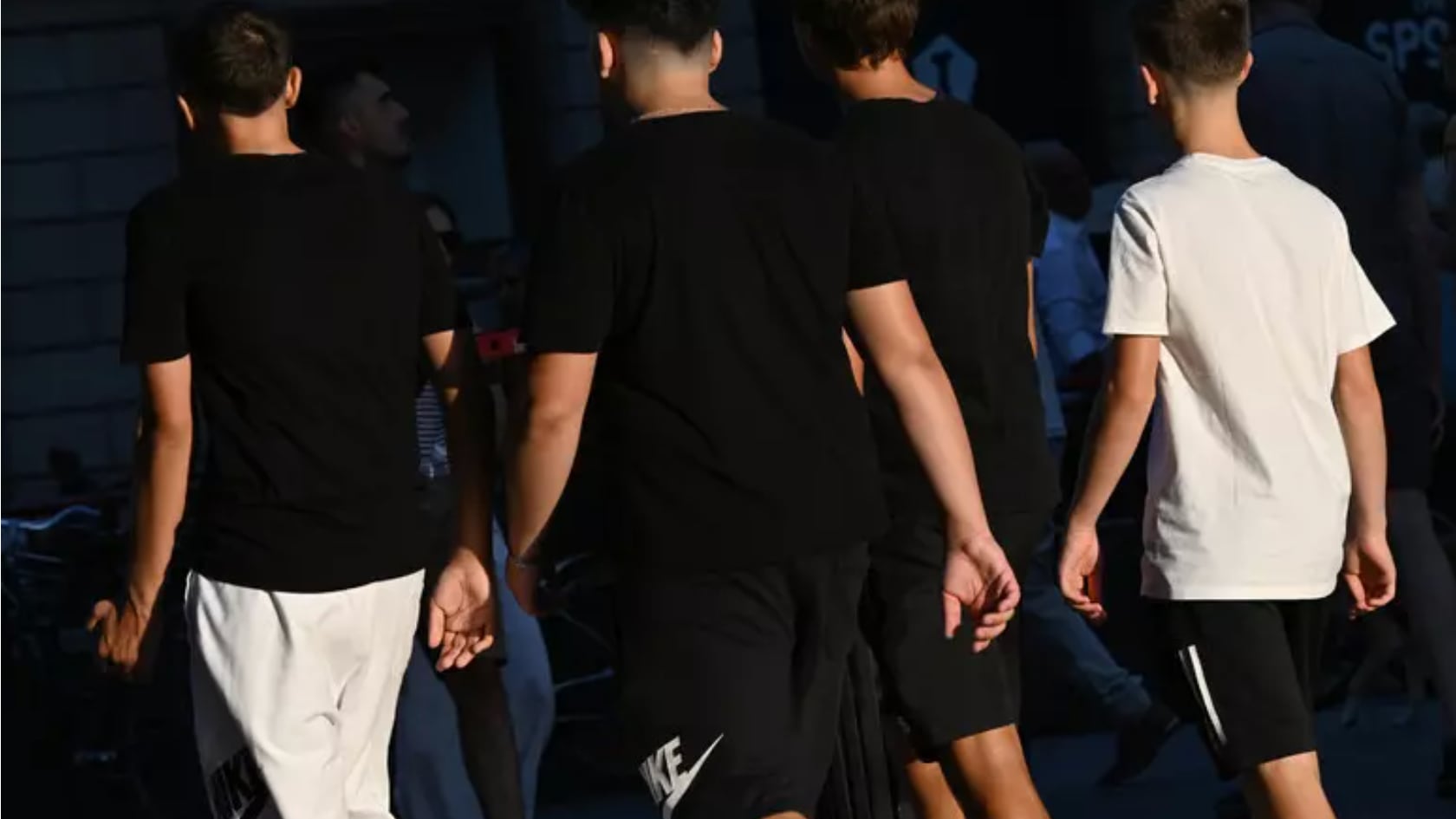 Torino, a 14 anni guida una baby gang tra rapine e aggressioni: la madre lo fa arrestare