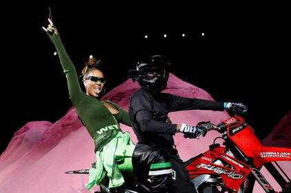 Rihanna sexy per la sua collezione 18
