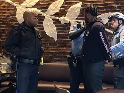 "Sono entrati senza ordinare". E i due afroamericani vengono arrestati da Starbucks
