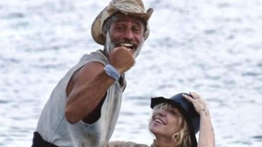 Isola dei Famosi, il messaggio sibillino di Paola Barale per Raz