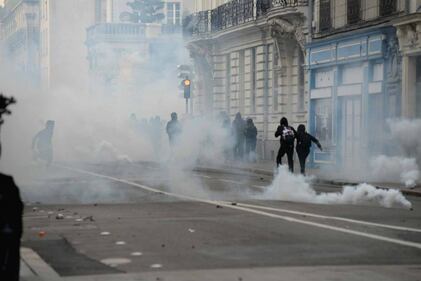 Scontri tra polizia e manifestanti anti Le Pen: numerosi feriti 4