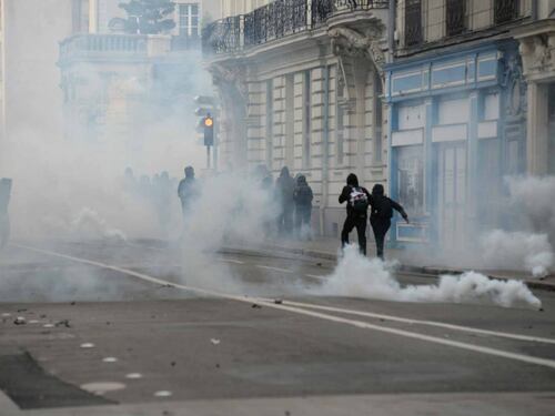 Scontri tra polizia e manifestanti anti Le Pen: numerosi feriti