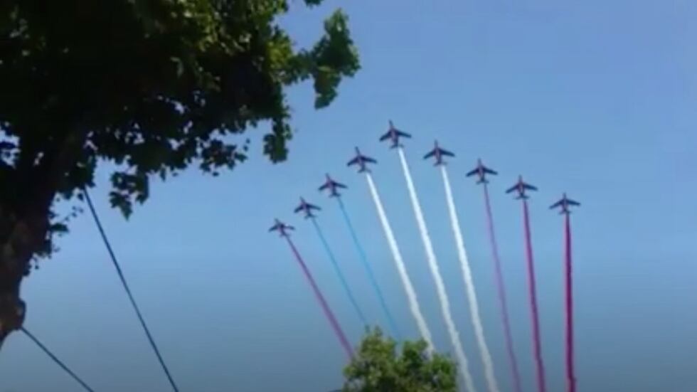 Francia, la parata delle gaffe: gendarmi a terra e tricolore invertito