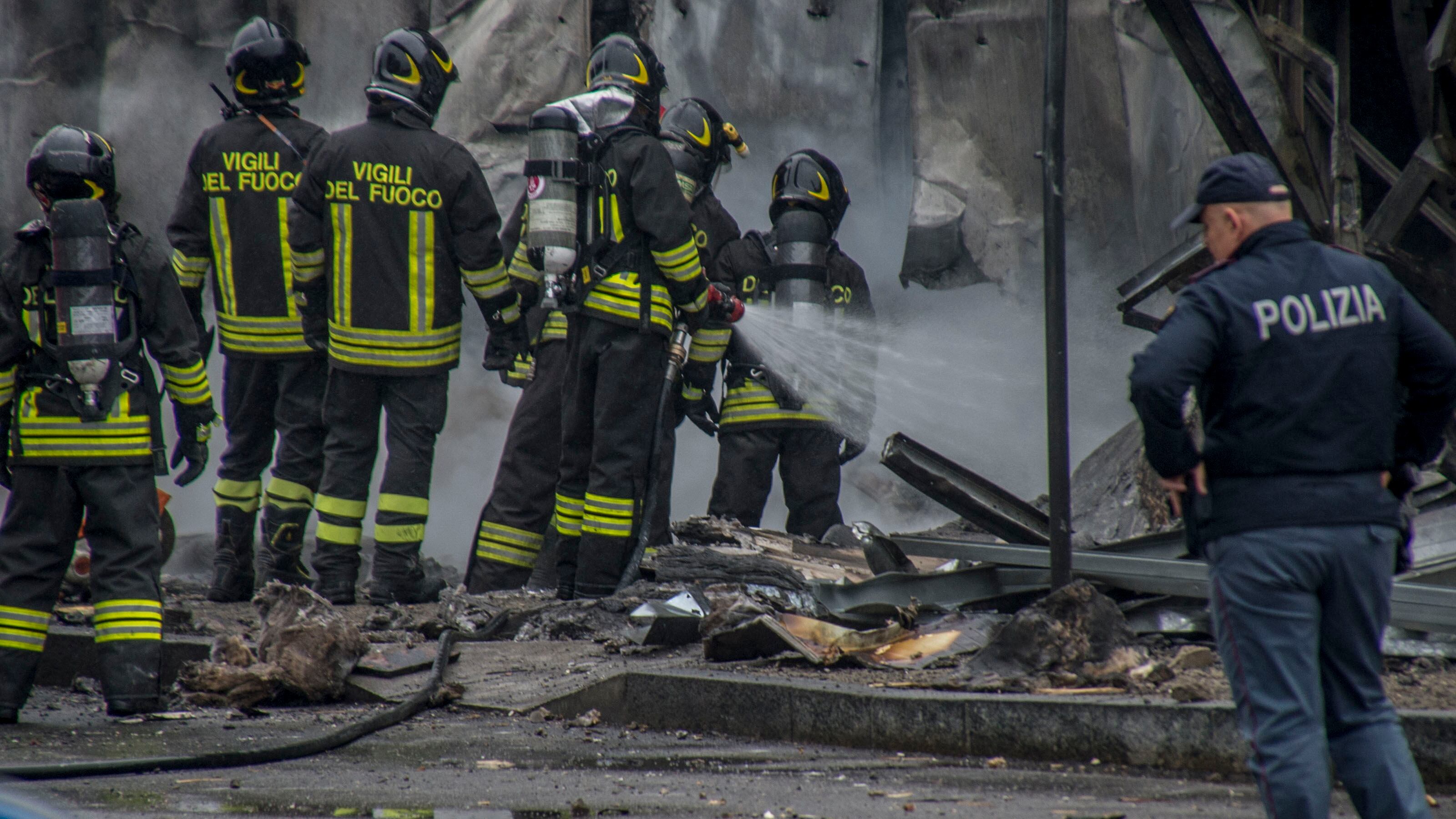 Gli avvoltoi sul luogo dell'incidente: ecco cosa hanno rubato