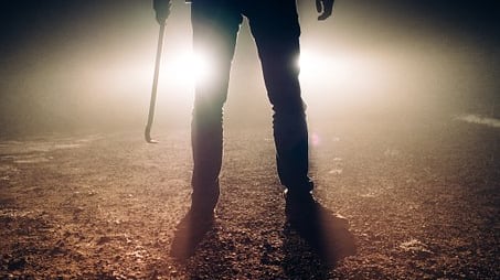 Alessandria, straniero con ascia e martello aggredisce coppia in casa