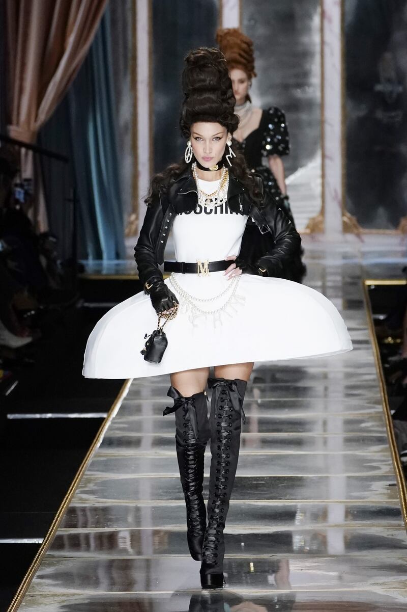 Kaia Gerber e le sorelle Hadid in passerella, foto 4