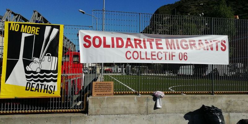 C'è la marcia per l'accoglienza. Ma i migranti preferiscono giocare a calcio 8
