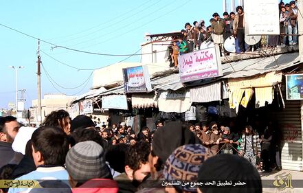 L'Isis uccide i gay buttandoli giù dai palazzi 4