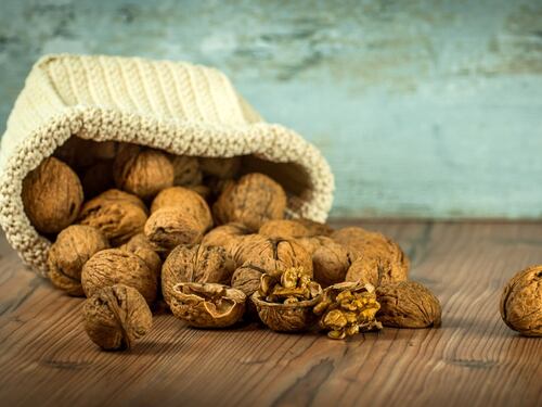 Noci, proprietà e benefici del frutto amico del cuore