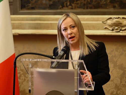 La sinistra mette la svastica alla Meloni