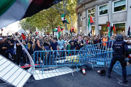 Proteste pro Palestina alla Vuelta, tensioni e cariche: ecco le immagini degli scontri di Madrid 4