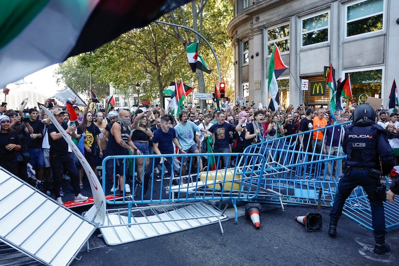 Proteste pro Palestina alla Vuelta, tensioni e cariche: ecco le immagini degli scontri di Madrid 4