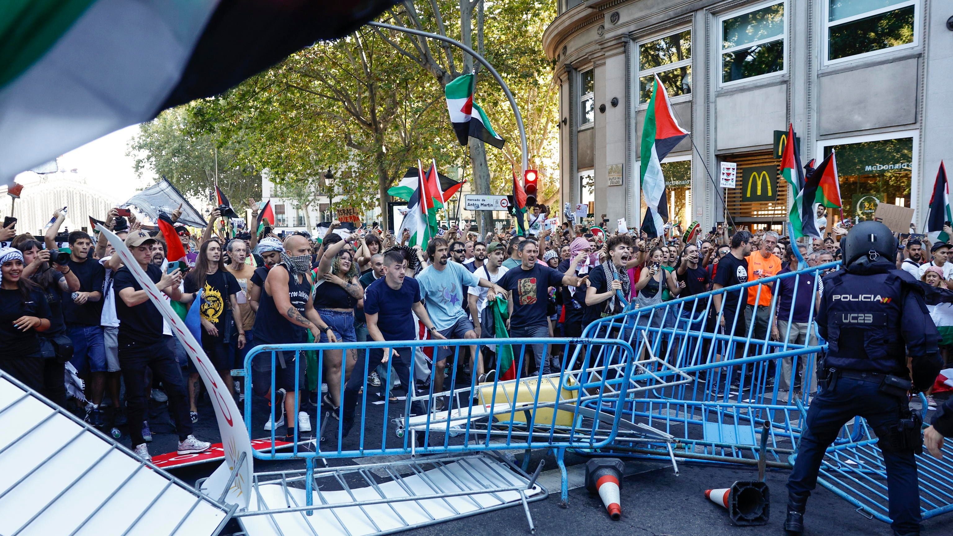 Proteste pro Palestina alla Vuelta, tensioni e cariche: ecco le immagini degli scontri di Madrid 4