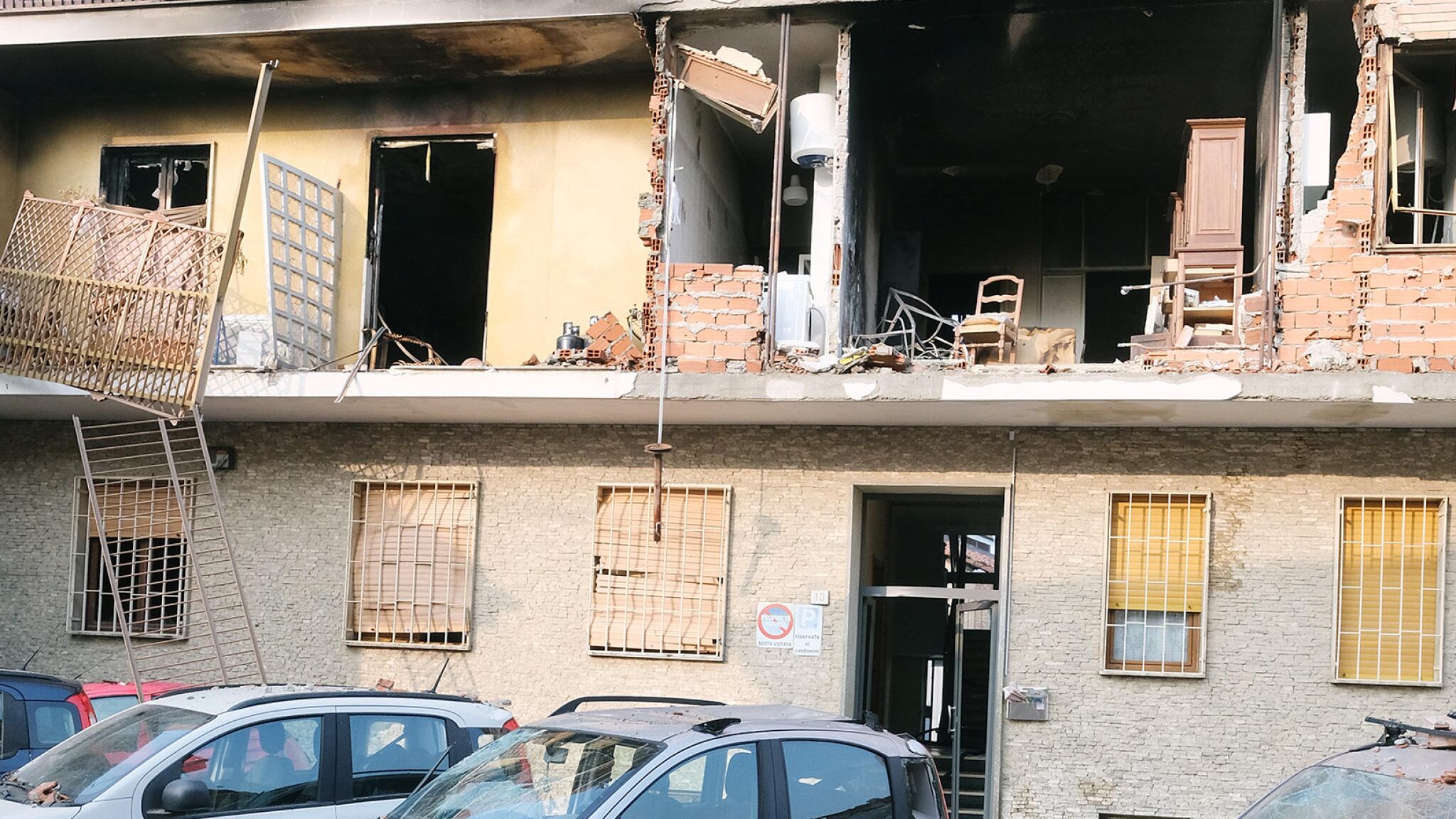 Palazzina sventrata dopo un'esplosione: cos'è successo a Torino