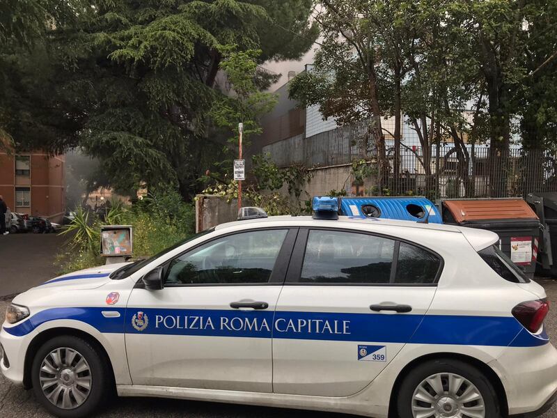 La rivolta dei migranti a Torre Maura: fuoco nel centro d'accoglienza 1