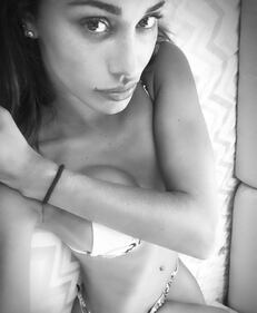 Belen Rodriguez, sexy nerd in spiaggia 13