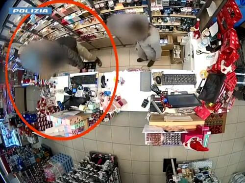 Le minacce con le forbici e le rapine in serie: preso il rapinatore di Milano